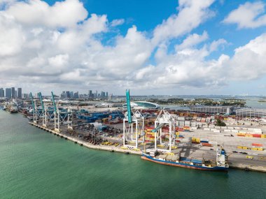 Miami, Florida - 12 Şubat 2025 Miami 'de kargo konteynırı. Nakliye konteynırı, denizcilik. Kargo konteynırlı Miami hava limanı. Deniz taşımacılığı. Miami Limanı. Ticari port.
