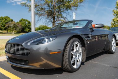 Chicago, Illinois, ABD - 08 Eylül 2024: 2008 Aston Martin V8 üstü açık gri spor araba, köşe manzaralı. Aston Martin V8 Vantage. Chicago Oto Fuarında üstü açık Aston Martin Vantage arabası.