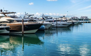 Lüks marina. Sefer teknesi denizde yüzüyor. Tekne turizmi. Deniz marinası. Lüks yat marinası. Lüks bir yat limanında. Lüks bir gezi. Denizdeki sürat teknesi. Yaz tatili.