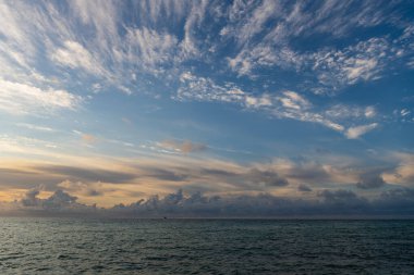 Deniz doğasında sakin bir ufuk. Sahilde romantik bir yaz tatili. Gün doğumu gökyüzü ufku. Deniz batımı manzaralı. Yaz tatilinde bulutlu gün batımı gökyüzü ve deniz manzarası. Deniz gündoğumuyla gökyüzü. Sonraki parlaklık.
