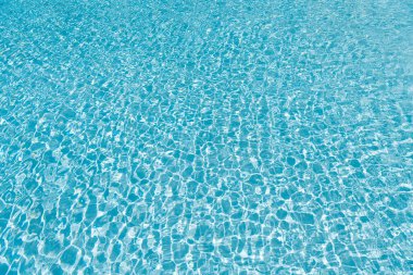 Okyanus kıyısında yaz tatili. Mavi okyanus dalgalı su dokusu yansıması. Yaz havuzunda dalgalı su. Deniz yüzeyi arka planı. Tatil beldesi su altyapısı. Deniz sahili. Sahile..