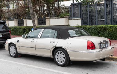 Miami, Florida, ABD - 10 Aralık 2024: 2003 Lincoln Town Car Cartier üstü açık araba. Lincoln Cartier 'in lüks üstü açık arabası. Lincoln Cartier 'in arabası dışarıda park edilmiş. Lincoln Cartier, köşe manzaralı..