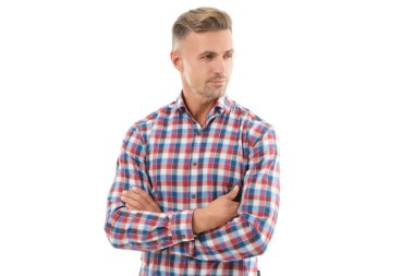 Olgun portre. Beyazlar üzerinde izole edilmiş olgun bir adam. Şık bir erkek portresi. Sıradan bir adam. Adamın şık bir saç kesimi var. Kendine güven. Moda saç stili olan bir adam. Sıradan bir erkek portresi. Moda gömlek.