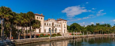 Miami, Florida - 01 Aralık 2024 Villa Vizcaya Tarih Müzesi. Florida 'nın tarihi simgesi. Vizcaya Müzesi rıhtım mimarisi. Panoramik manzara. Vizcaya Müzesi ve Bahçeleri.