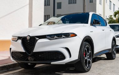 Miami, Florida, ABD - 09 Aralık 2024 Alfa Romeo Tonale Veloce kavşağı. Alfa Romeo Tonale Veloce 'nin lüks arabası. Alfa Romeo 'nun arabası dışarıda park edilmiş. Alfa Romeo, yan görünüm.