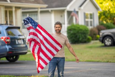 Amerikan bağımsızlığı. Ulusal bayrak. Bağımsızlık Günü. Bağımsızlık Günü için Amerikan Bayrağı ya da 4 Temmuz. Adam Amerikan bayrağını dışarıda tutuyor. Vatanseverlik sembolü olan bir vatansever. Gaziler Günü.