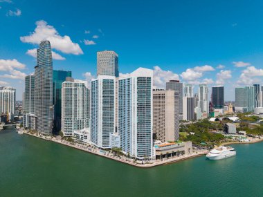 Şehir merkezinde Miami gökdeleninde. Modern gökdeleni ve Miami nehri olan bir gökdelen. Florida 'nın silüeti. Brickell Key 'den Miami şehir merkezi manzarası. Florida silueti. Miami Brickell şehir merkezi..
