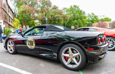 Chicago, Illinois - 29 Eylül 2024: Ferrari 360 Spider siyah rengi. Ferrari 360 caddeye park etmiş. Köşeden bak. Lüks Ferrari 360 Chicago 'da