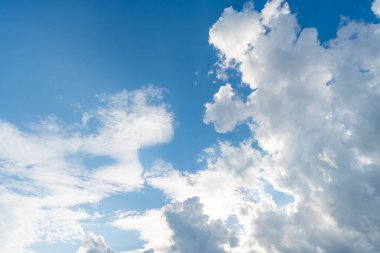 Güneşin doğuşuyla mavi gökyüzünün güzel manzarası. Gökyüzü bulutları. Parçalı bulutlu. Arka plan bulutu yazı. Gün batımında gökyüzü bulutsuz. Doğal gökyüzü.