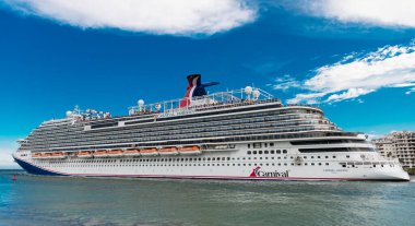 Miami, Florida, ABD - 9 Haziran 2024 Yaz Tatili Seyahati. Karnaval yolcu gemisi. Denizlerde gemi turu. Gemi Miami sahil limanından ayrılıyor. Karnaval Horizon yolcu gemisi yolculuğu. Lüks yolculuk..