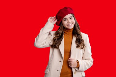 Gençler için sonbahar moda tarzı. Sonbahar tarzı için tam takım. Sonbahar montlu kız kırmızıda izole edilmiş. Genç kız ceket giyiyor. Sonbahar moda kızı. Moda ve şık bir genç kız. Sokak tarzı şık.