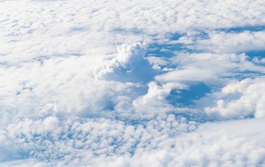Gökyüzünde bulutlar olan mavi gökyüzü. Bulutlu güzel mavi gökyüzü arkaplanı. Doğal ve bulutlu taze mavi gökyüzü arkaplanı. Mavi kabarık bulutlar