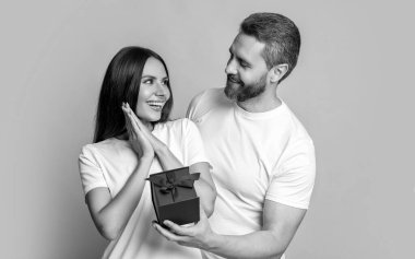 Sevgi dolu adam Sevgililer Günü için hediye veriyor. Sürpriz kadına hediye kutusu. Sevgilisinden hediye alan kız arkadaşı. Sevgililer Günü çifti. Birbirine aşık bir çift. Kadınlar günü hediyesi. Mutlu aile.