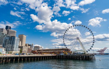 Seattle, Washington, ABD, 26 Temmuz 2024: dönme dolaplı eğlence parkı. Gözlem Dönme dolabı. Gözlem tekerindeki panayır gezisi. Eğlence gezisi. Uzayı kopyala Dönme dolap.