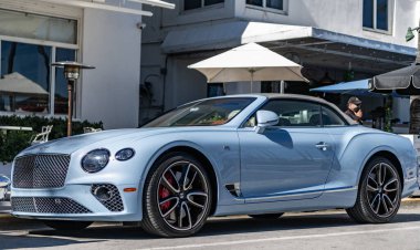 Miami, Florida, ABD - 23 Kasım 2024: Bentley Continental GT 2020 üstü açılabilir fastback coupe. Bentley Continental GT tipi lüks bir araba. Bentley 'in arabası dışarıda. Bentley Continental, köşe manzaralı.