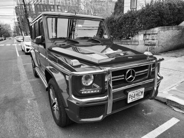 New York, ABD - 10 Şubat 2024: 2013 Mercedes Benz G63 AMG V8 Biturbo kırmızı araba, açı görünümü.