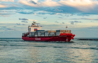 Miami, Florida, ABD - 3 Ocak 2025: Kargo gemisine yüklenen konteynır. İnsansız hava aracı kargo gemisi limana giriyor. Konteyner gemisi. Kargo gemisi Seaboard Genesis ve konteynır Miami 'de.