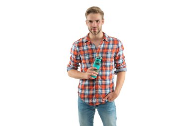 Susamış adam su içiyor. Erkekler için spor şişesi susamış. Sağlıklı bir yaşam tarzı. Vücutta su dengesi. Sporcu adam susamış su içiyor. Sıvı yeterliliği. Susuz kalma..