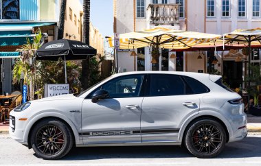 Miami, Florida, ABD - 06 Aralık 2024: 2025 Porsche Cayenne spor arazi aracı. Porsche Cayenne 'in lüks arabası. Porsche Cayenne 'in arabası dışarıda park edilmiş. Porsche Cayenne, yan görünüm.