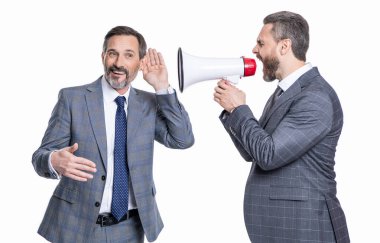 İşletme tanıtım fikirleri. Hoparlörden bağıran bir işadamı. İşadamı tanıtımcıda anlaşmazlık var. İş adamı fikrini destekliyor. promosyon kavramı.
