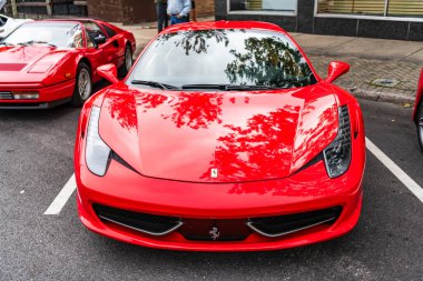 Chicago, Illinois - 29 Eylül 2024: Ferrari 458 Italia kırmızı renk. Ferrari 458 Italia caddeye park etmiş. Köşeden bak. Lüks Ferrari 458 İtalya Chicago 'da