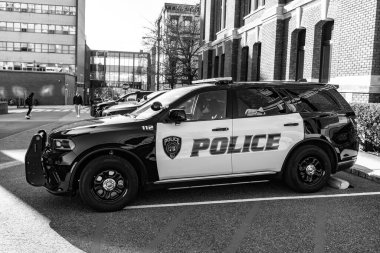 New York City, ABD - 25 Mart 2024 Dodge Durango Polis aracı açık hava manzaralı.