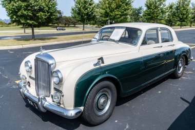 Chicago, Illinois, ABD - 08 Eylül 2024: Bentley S1 Continental retro araç, köşe görüş. Retro araba. Klasik Bentley S1 Continental araba. Chicago 'da Bentley S1 Continental