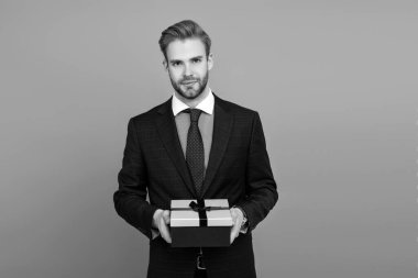 Başarılı patron hediye kutusunu paylaşıyor. İş adamı romantik bir randevu için hazırlan. İş ödülü. Şirketin hediye kutusuna sahip iş adamı Grey 'de izole edilmiş. Kurumsal hediye. Erkekler günü. Yönetici hediyesi.