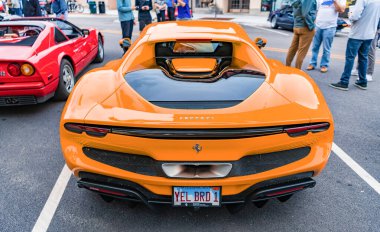 Chicago, Illinois - 29 Eylül 2024: Ferrari 296 GTS veya GTB turuncu rengi. Ferrari 296 GTS ya da GTB caddeye park etmiş. Arkadan bak. Lüks Ferrari 296 GTS veya Chicago 'da GTB