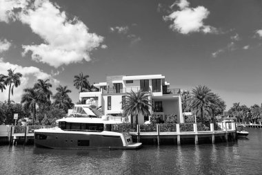 Yat teknesiyle körfez limanına yanaşmış Villa 'da yaz tatili.