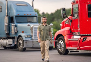 Kamyon sahibi. Nakliye araçları. Kamyonetin önündeki İspanyol adam. Yarı kamyon aracı. Kamyon şoförü. Ulaşım endüstrisi. Kamyonetin yanında bir adam var. Kamyon şoförü. Kuru minibüs.