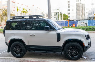 Miami, Florida, ABD - 08 Aralık 2024: 2023 Land Rover Defender SUV pikap kamyonu. Land Rover Defender 'ın lüks SUV arabası. Land Rover 'ın arabası dışarıda park edilmiş. Land Rover Defender, yan görünüm.