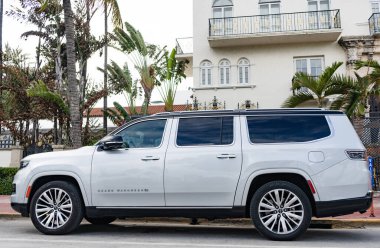 Miami, Florida, ABD - 16 Aralık 2024: Jeep Grand Wagoneer 2024 SUV arabası. Grand Wagoneer 'in lüks SUV arabası. Grand Wagoneer 'in arabası dışarıda park edilmiş. Gri Grand Wagoneer, yan görüş..