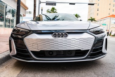 Miami, Florida, ABD - 17 Kasım 2024: Audi e-Tron GT 2022 elektrikli araba. Audi e-Tron GT tipi lüks elektrikli araba. Audi e-Tron 'un arabası dışarıda park edilmiş. Audi e-Tron elektrikli araba, alçak görüş.