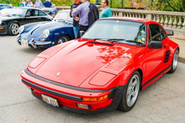 Chicago, Illinois - 29 Eylül 2024: Porsche 930 turbo veya 911 kırmızı rengi. Porsche 930 turbo ya da sokağa park edilmiş 911. Ön manzara. Porsche 930 turbo veya Chicago 'da 911