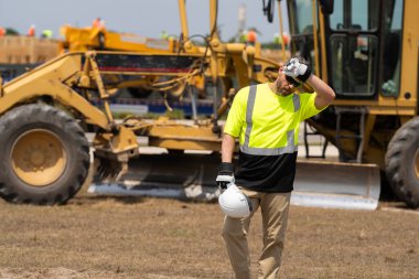 İnşaatta sanayi işçisi. İnşaat mühendisi. Denetmen mühendis. İnşaat alanında çalışan bir işçi. İnşaatçı. Ağır makinelerde işçi danışmanı. Boşluk afişini kopyala.