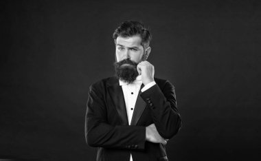 Smokinli sakallı damat siyah arka planda, smokin.