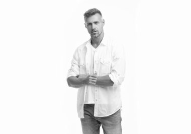 Beyaz gömlekli, ciddi bir boz adam. Boz adam tarzı. Grizled Man 'in stüdyo çekimi. Beyaz arka planda izole edilmiş olgun, kır saçlı adam.