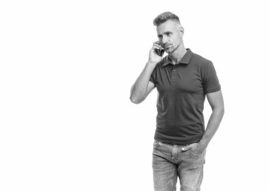 Beyaz arka planda izole edilmiş akıllı telefondan konuşan kırmızı tişörtlü, kır saçlı adam..