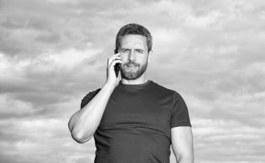 Adamın gökyüzü geçmişinde telefon konuşmaları var. Adam dışarıda telefonla konuşuyor. Adam telefonda konuşuyor, kırmızı tişört giyiyor. Bir adamın fotoğrafı telefonda konuşuluyor..