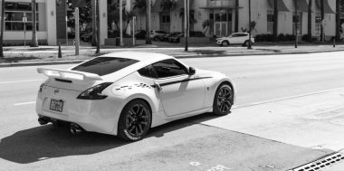 Miami Beach, Florida USA - 13 Nisan 2021: yolda beyaz Nissan Nismo, arka köşe manzaralı. lüks spor araba.