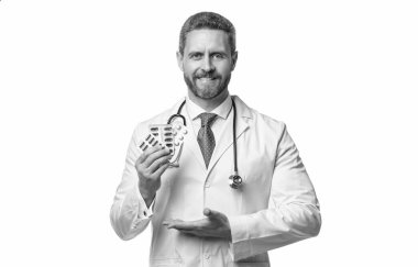 Haplı mutlu doktor. Beyazların üzerinde haplar sunan adam. ilaç tedavisi.