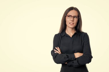 İş görüşü. Başarılı iş kadını beyazları izole etti. Hırslı şirket yöneticisi. İş kadınlarının liderliği. Gözlüklü iş kadını. Girişimci için başarılı bir iş. Reklam..