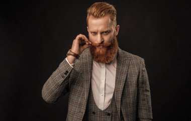 Resmi smokinli şık sakallı adam siyah giyinmiş..