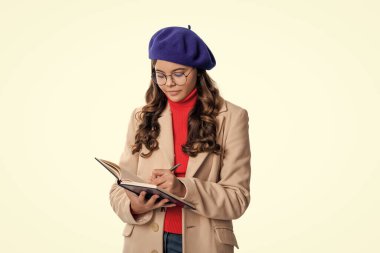 Üniversite öğrencileri için eğitim. Genç kız notlar alıyor. Sonbahar ders çalışma zamanıdır. Eğitim ve bilgi. Okul eğitimi notları. Okula dönelim. Sonbahar kızı okulda notlar alıyor. Kitap İncelemesi.