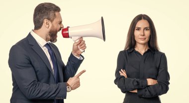 İş adamının terfi konusunda ortağıyla anlaşmazlığı var. İş adamları rekabeti ilan etti. İş çatışması. Hoparlördeki çalışana bağıran işadamı beyazdan izole edilmiş. Onu suçluyorum..