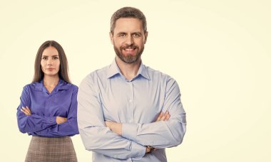 Finansal açıdan başarılı bir anlaşma. Takım elbiseli iş adamları. İş başarısı beyazda izole edildi. Başarılı bir ortaklık. İş ekibi başarısı. İş adamlarının başarısı için reklam. Boşluğu kopyala.