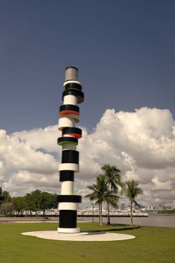 Miami 'nin güney sahilindeki Metro Miami' deki şehir parkı. Güney sahil marinası. Miami Beach Florida USA 'daki South Pointe Park Pier' deki ünlü anıt. Seyahat güzergahı. South Pointe Parkı.