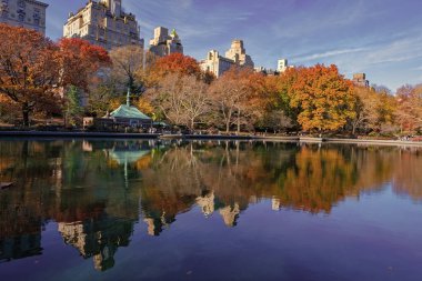 New York City, ABD - 20 Kasım 2023: Sonbahar sezonunda Central Park 'ın güzel şehir manzarası ve göldeki yansımasıyla sonbahar şehri manzarası.