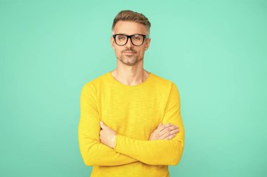 Görüş keskinliği ve görme yeteneği. Vizyon görüşü düzeltmesi. Gözlüklü adam iyi görünüyor. Görmekte zorlanıyorum. Mavili adam için göz giysisi. Gözlükle iyi görünüyorsun. Olgun adam gözlüklü bak. Keskin görüş..